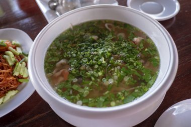 domuz eti ile haşlanmış pirinç