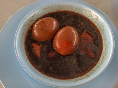 Tayland yemeğiyle haşlanmış yumurta, yumurta ve domuz eti.