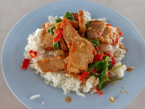 Reis Mit Knusprigem Schweinefleisch Und Basilikum — Stockfoto