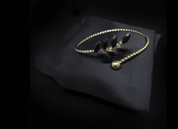 Gioielli diamanti neri bracciale in oro isolato su sfondo panno nero — Foto Stock