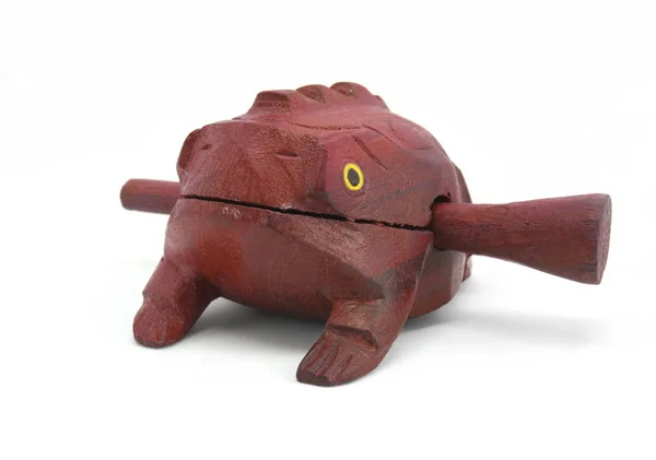 Hračky dřevo krákoravý červená žába s držet izolované na bílém — Stock fotografie