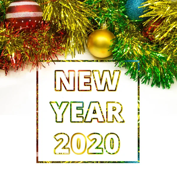 Gelukkig nieuwjaar 2020 wenskaart. gedecoreerde kerstballen en tinsel achtergrond concept — Stockfoto