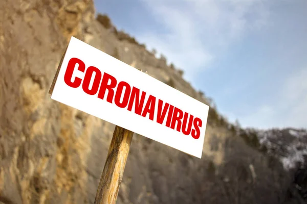 Coronavirus figyelem a COVID-19 világjárvány alatt. Napsütéses nap bokeh hegyek kilátás a természet park. — Stock Fotó