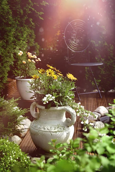 Садова тераса з патіо сонячне світло — стокове фото