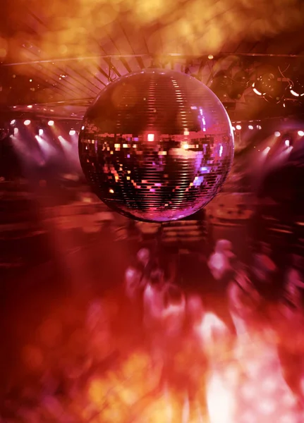 Dansen onder disco spiegel bal — Stockfoto