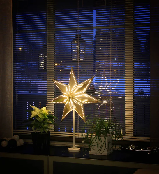 Декор рождественской звезды за окном Стоковое Изображение