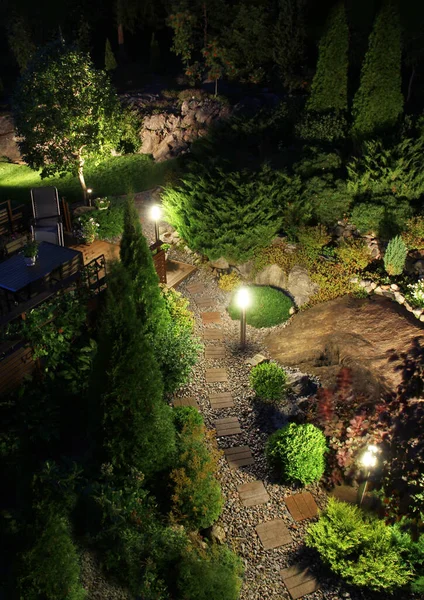 Красивая Подсветка Патио Пышном Саду Вечерний Вид Сверху — стоковое фото