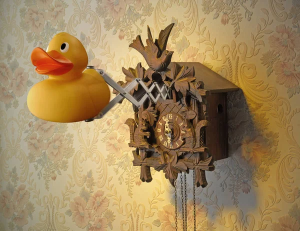 Guguklu saat ve lastik ördek — Stok fotoğraf
