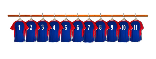 Fila di camicie da calcio blu 1-11 appesa alla parete dello spogliatoio — Foto Stock