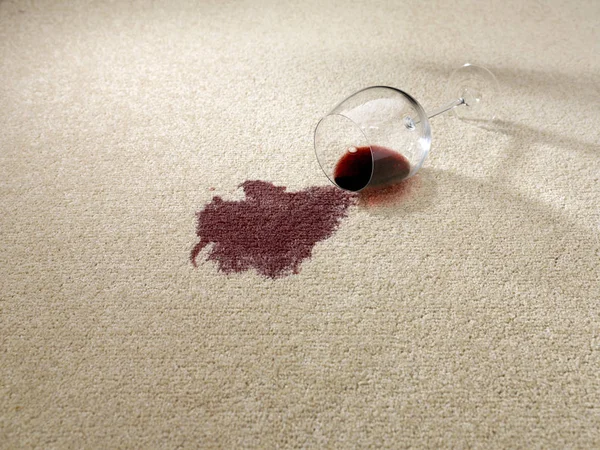 Vin rouge renversé sur le tapis — Photo