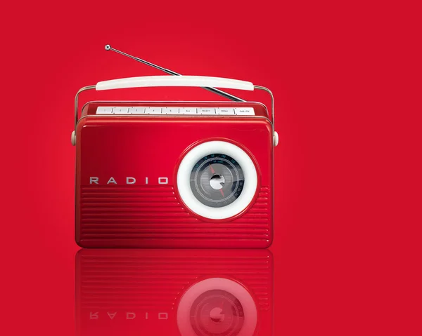 Красное ретро-винтажное радио с белым цветом — стоковое фото