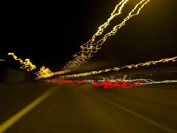 Transmitindo luzes do carro à noite — Fotografia de Stock