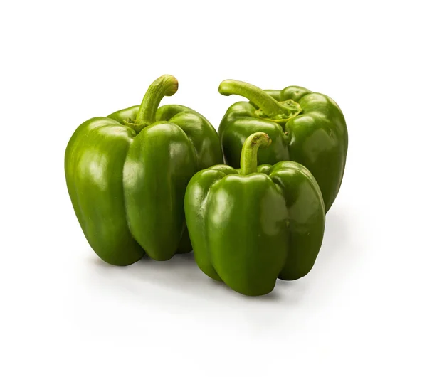 Groene paprika's geïsoleerd — Stockfoto
