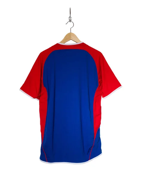 Blaues Fußballtrikot auf Kleiderbügel — Stockfoto