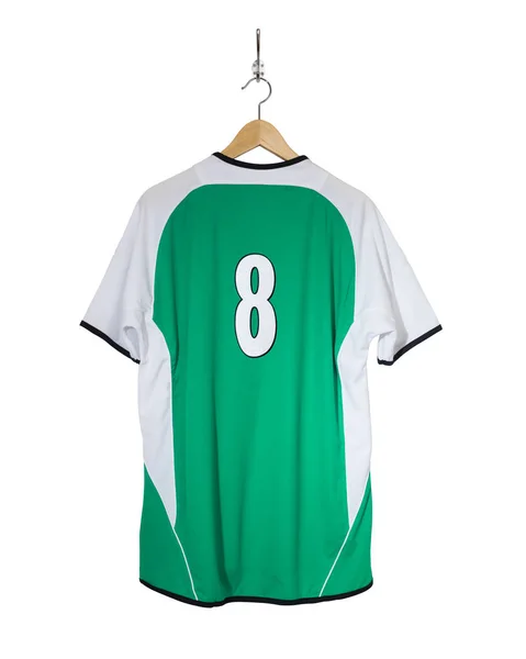 Πράσινη ποδοσφαιρική φανέλα σε κρεμάστρα — Φωτογραφία Αρχείου