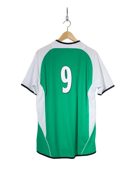 Groene voetbalshirt op hanger — Stockfoto