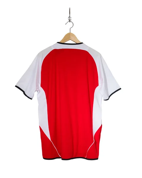 Rotes Fußballtrikot auf Kleiderbügel — Stockfoto