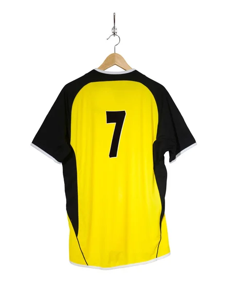 Gelbes Fußballtrikot auf Kleiderbügel — Stockfoto