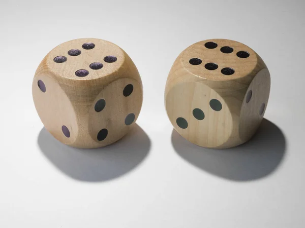 对与双六的白色背景上的木制骰子 — 图库照片