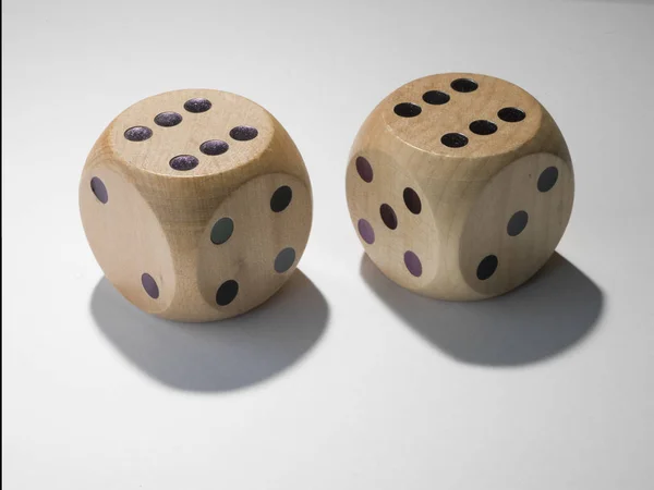 Пара дерев'яних кубиків на білому тлі з подвійними шістьма — стокове фото