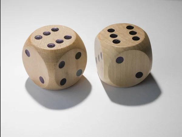 对与双六的白色背景上的木制骰子 — 图库照片