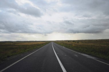 fırtına gökyüzü yolu altında