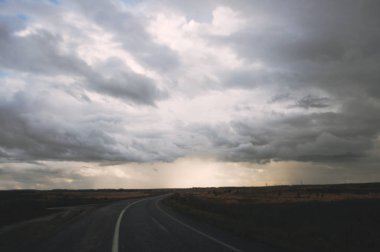 fırtına gökyüzü yolu altında