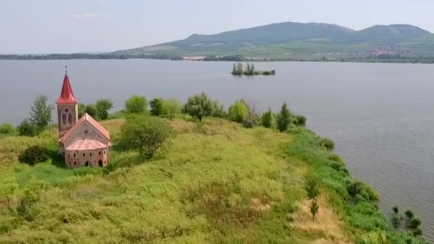 The church in a flooded village Musov — Stock Video