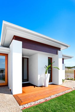 Yalnız ve lüks ev giriş güneşli bir mavi s