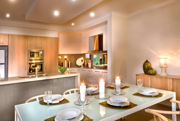 Sala da pranzo di lusso e zona cucina decorata con lampeggiante cand — Foto Stock