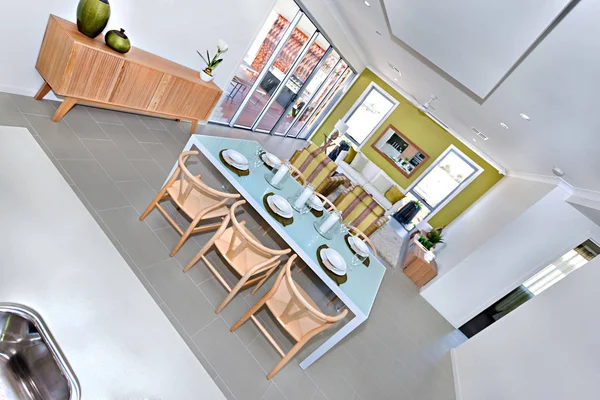 Grande salle à manger moderne intérieure avec table servie prête pour gues — Photo