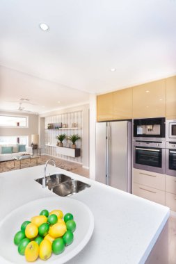 Modern mutfakta bir tabak meyve 