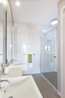 Closeup gümüş bir musluk ile modern bir banyoya ben ayna