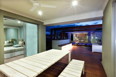 Veranda alan ile modern bir ev iç aydınlatma geceleri