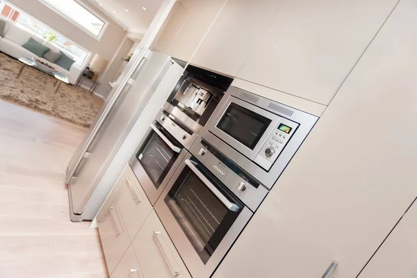 Moderne oven en koelkast aan de muur vastgemaakt met pantry cupbo — Stockfoto