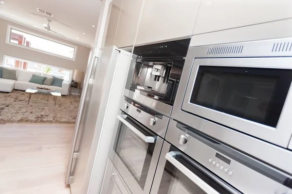 现代的烤箱和冰箱里豪华厨具的特写 — 图库照片