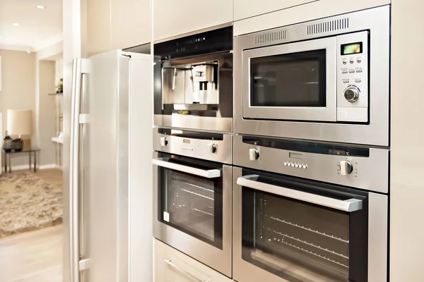 Moderne oven en koelkast aan de muur vastgemaakt met pantry — Stockfoto