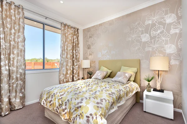 Современная спальня с главной кроватью и светло-коричневым цветом занавески d — стоковое фото