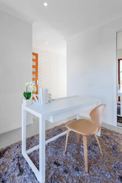 白色的木桌和轻木椅在现代居室 — 图库照片