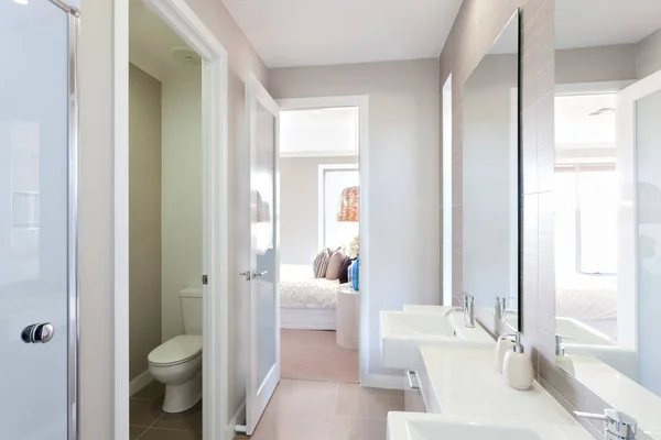 Vue d'une salle de bain moderne avec WC et accès à la chambre — Photo