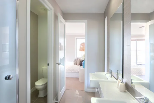 Vista de un moderno cuarto de baño con aseo y camino al dormitorio —  Fotos de Stock