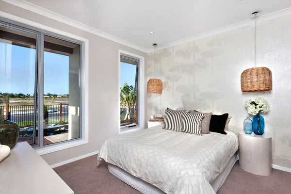 Chambre de luxe avec lit king size dans un hôtel ou une maison avec bambo — Photo