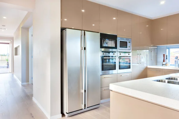 Современный холодильник на роскошной кухне с микроволновой печью , — стоковое фото
