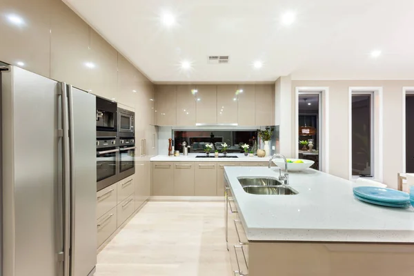 Cozinha moderna com geladeira e fixada à parede com cabine — Fotografia de Stock