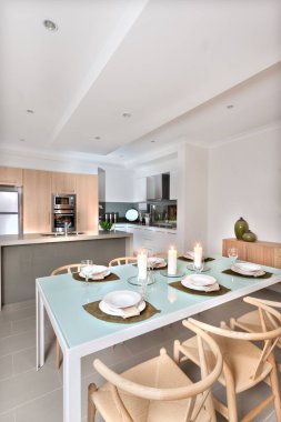 Modern yemek odası önünde yanıp sönen mumlar ile oluşturulmuş 
