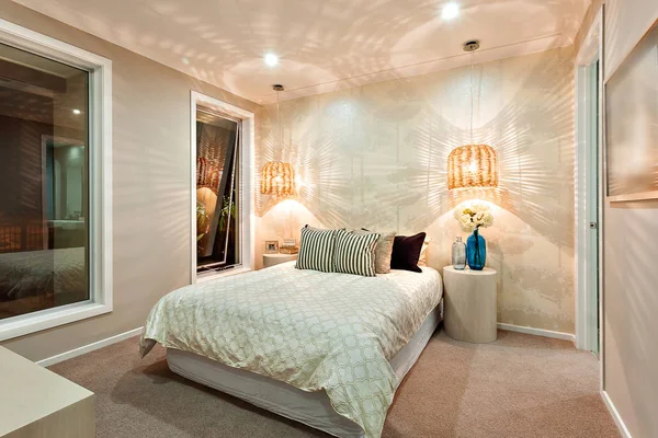 Motif lumineux dessiné sur le mur à l'aide de lampes en bambou dans le luxe — Photo