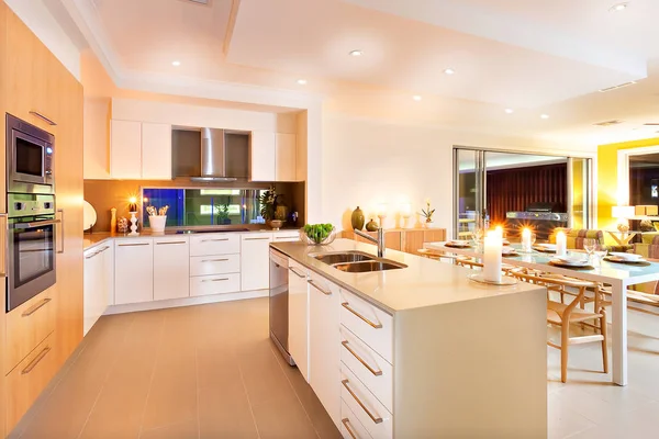 Cozinha e sala de jantar iluminada por luzes de teto e flashi — Fotografia de Stock