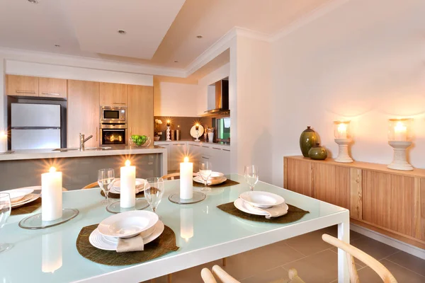 Closeup of a dining table set up in front of the kitchen with fl — Stock Photo, Image