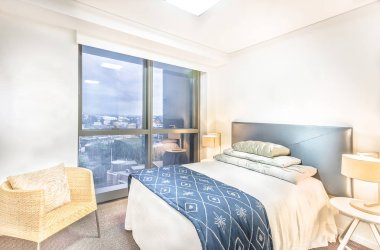 Şehir manzaralı lüks oda ana yatak.