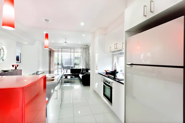 Interior of a luxury house with the kitchen next to the living r — Stock Photo, Image